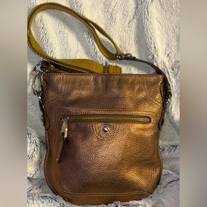 EUC Leather B Makowski crossbody. Gold color metallic w/silver hardware.